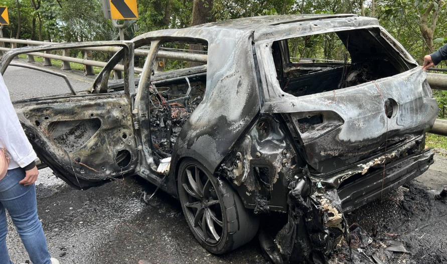 快新聞/台九線小客車起火狂燒「整輛車變廢鐵」 黑煙竄天畫面曝光