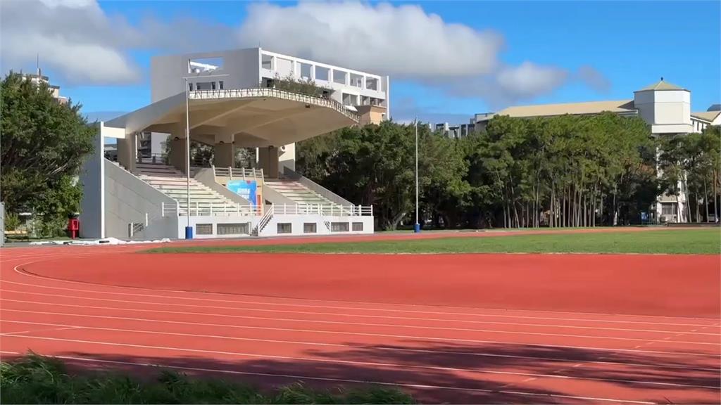 學生傻眼！3頭牛夜裡入侵明新科大操場　網友見影片笑瘋「是來除草逆？」