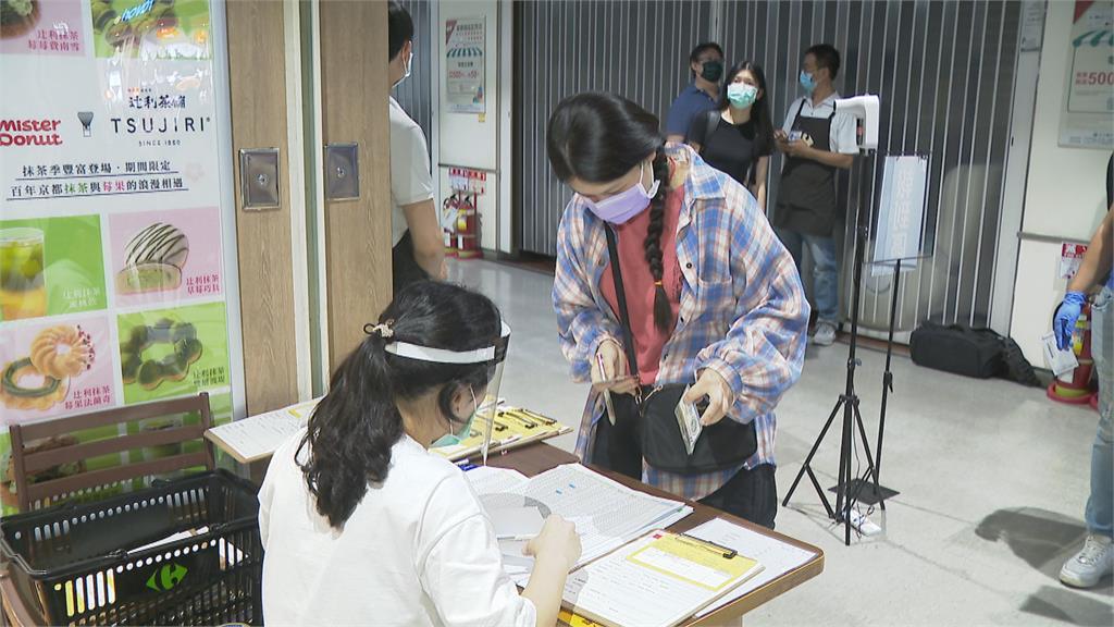 量販店規劃美食街當場地　替200員工施打疫苗