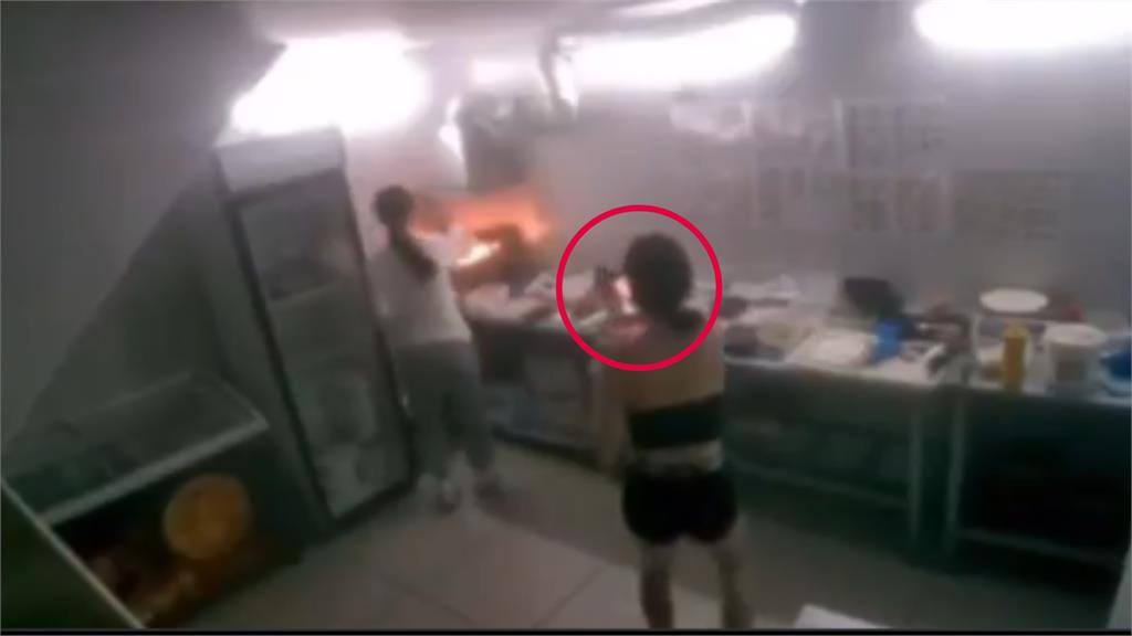 有影／咖啡館女員工「潑水救油鍋」瞬間爆炸　嘻笑錄影下秒變災難片