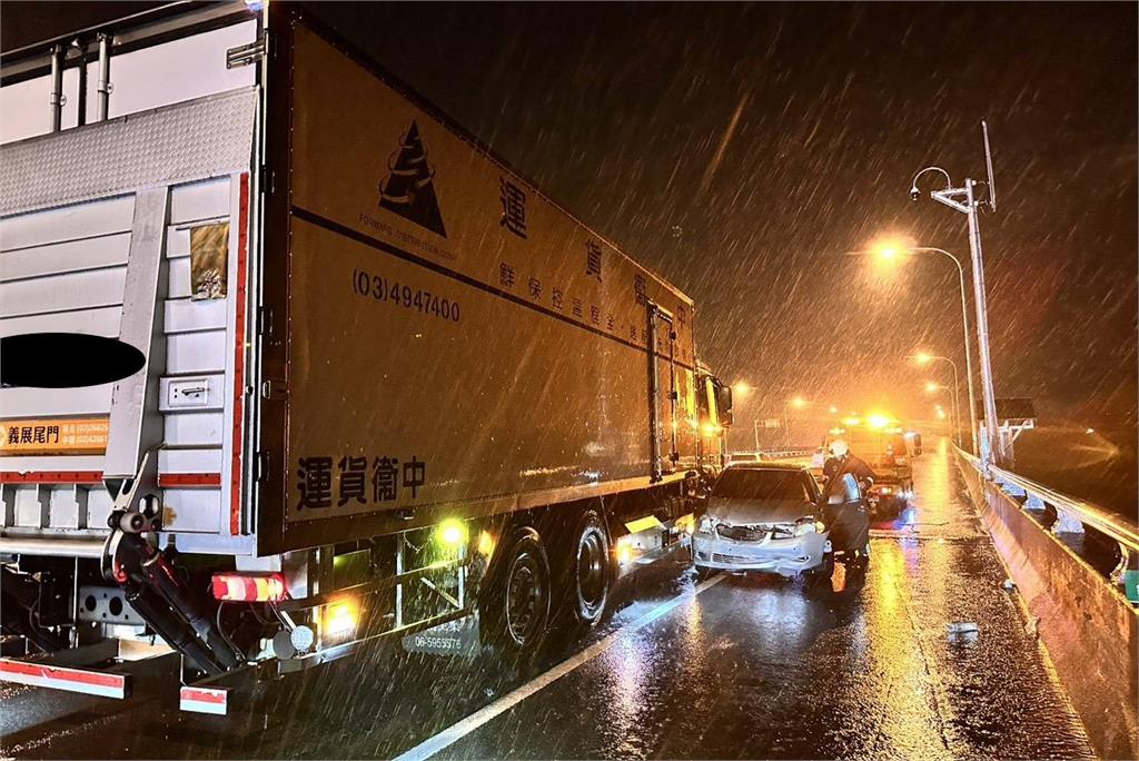 快新聞/大雨狂炸!國1苗栗路段8車連環撞1死 山區道路落石中斷