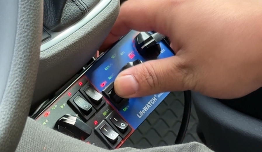 誇張! 轎車"堅持不讓救護車" 駕駛最重罰3萬.吊照扣牌