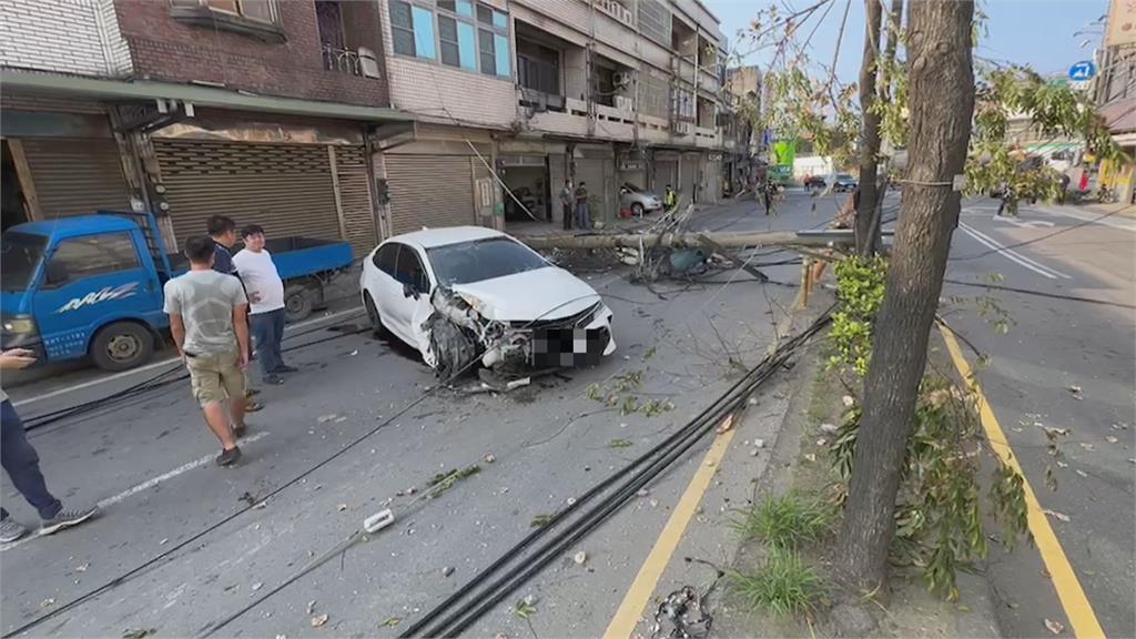 蘆竹車禍!自撞電桿扯斷整條街電線 街道停電一度爆炸