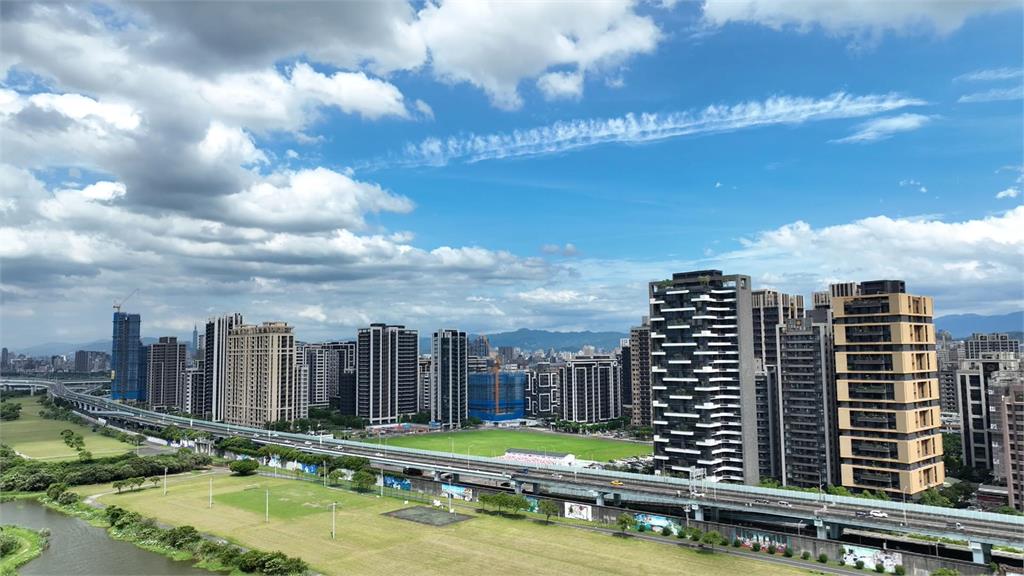 異言堂/擋風! 河岸第一排景觀宅像高牆,鄰宅吹不到風,更助長熱島效應