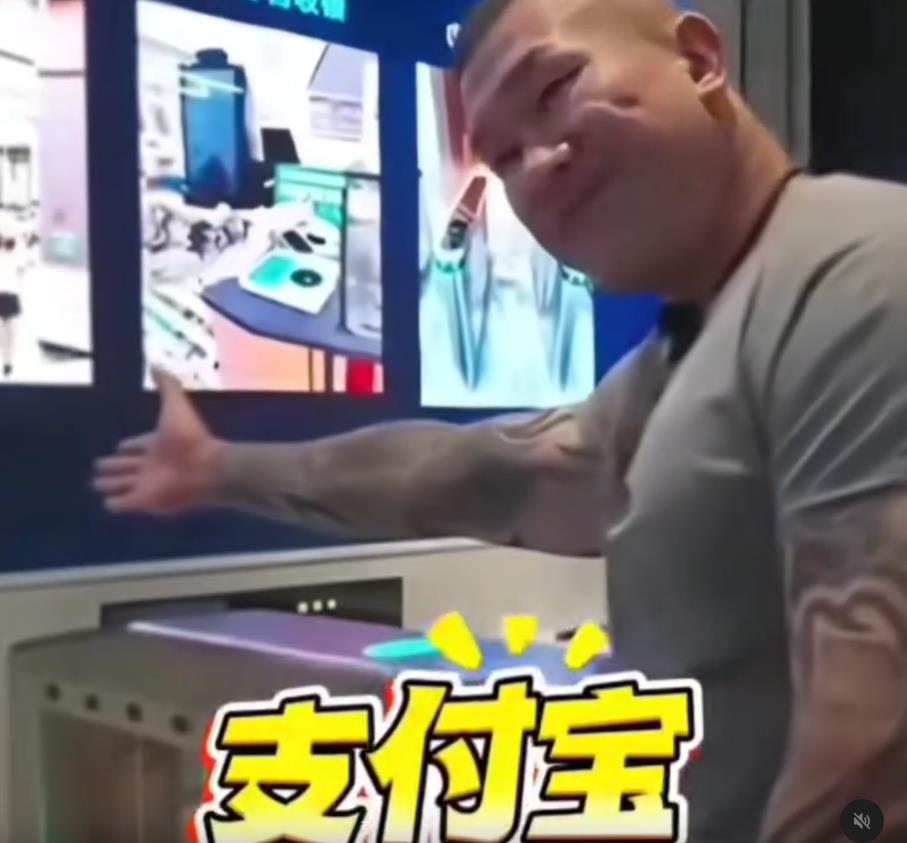 館長訪中國失言險下跪他諷「馬屁拍馬眼」 網笑翻:去成吉思汗讚健身工廠