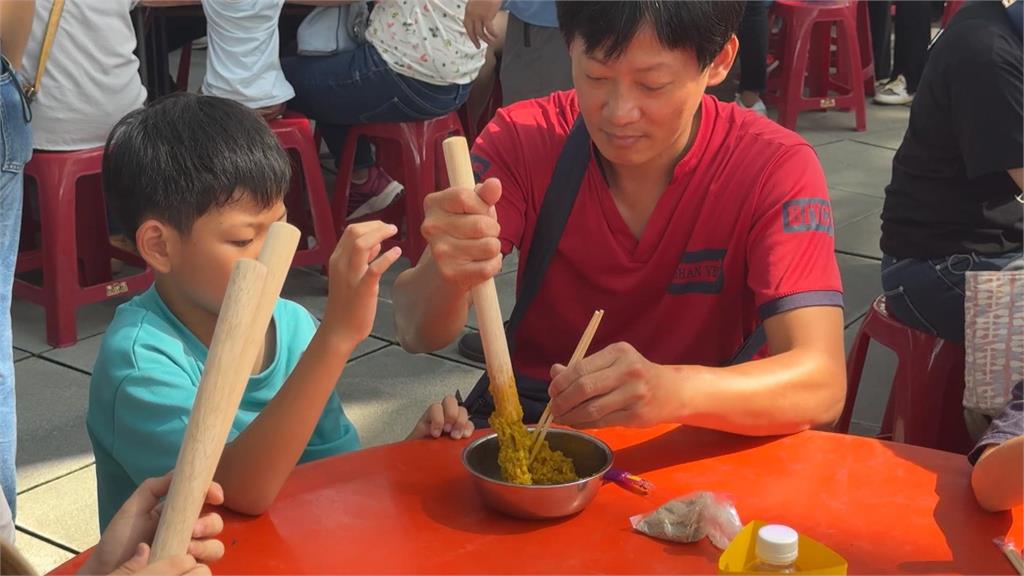 屏東六堆秋收祭 　＂千人打粢粑＂趣味十足