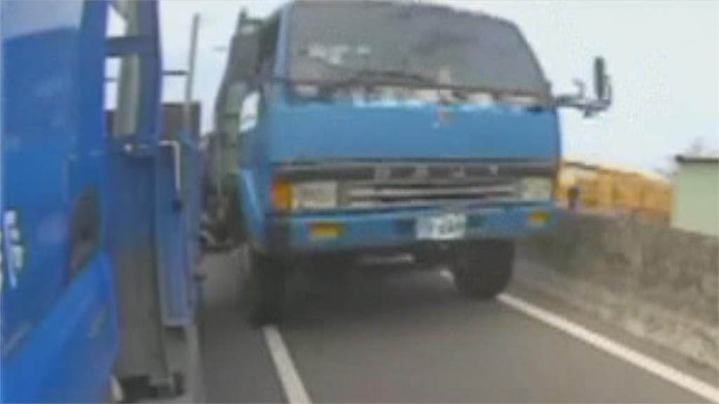 高雄貨車疑煞車失靈擦撞4車　機車騎士催油門閃避沒受波及