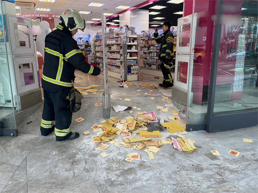 快新聞／超扯！借電被拒竟殺回美妝店「撒金紙縱火」　23歲男下場慘了