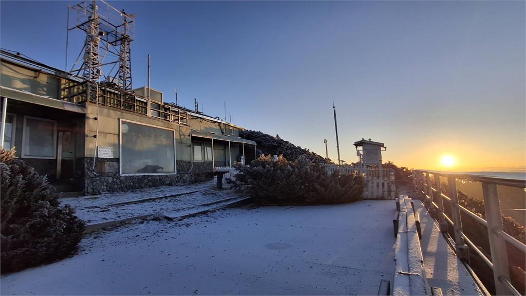 快新聞／玉山降雪！陽光照耀銀白世界　清晨低溫僅零下8.9度