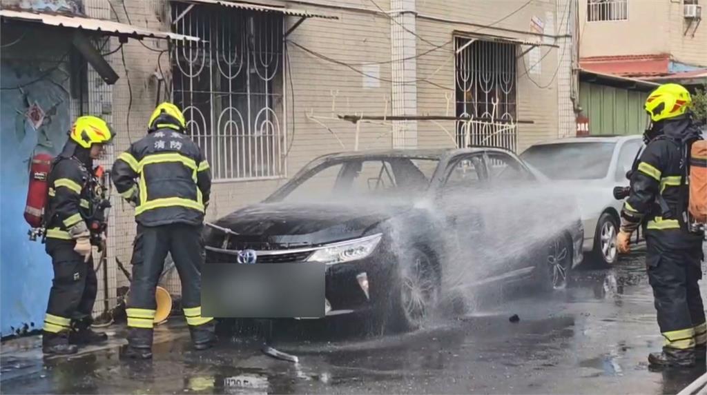 屏東驚悚火燒車! 車載4公斤瓦斯桶車主遭燒傷送醫