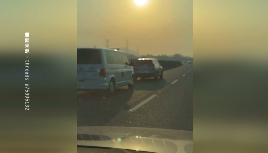 誇張! 轎車"堅持不讓救護車" 駕駛最重罰3萬.吊照扣牌