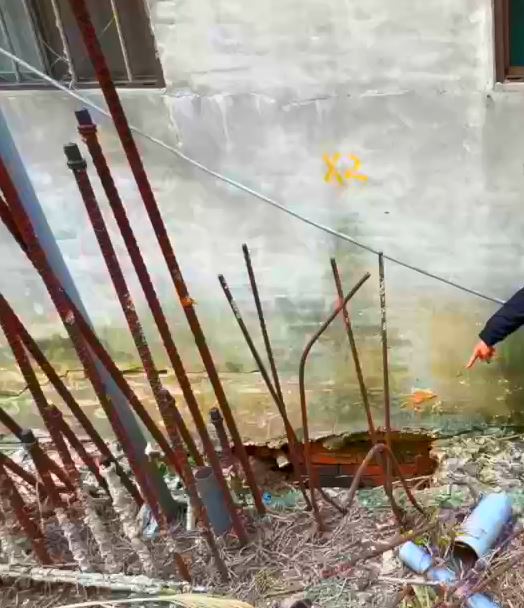 平鎮居民控建商施工掏空地基 18戶民宅鄰損居民拉布條抗議
