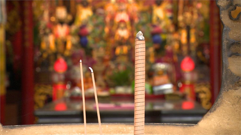 高雄五甲關帝廟開出「最早國運籤」：上半年有利！「9字」揭年底大選走勢