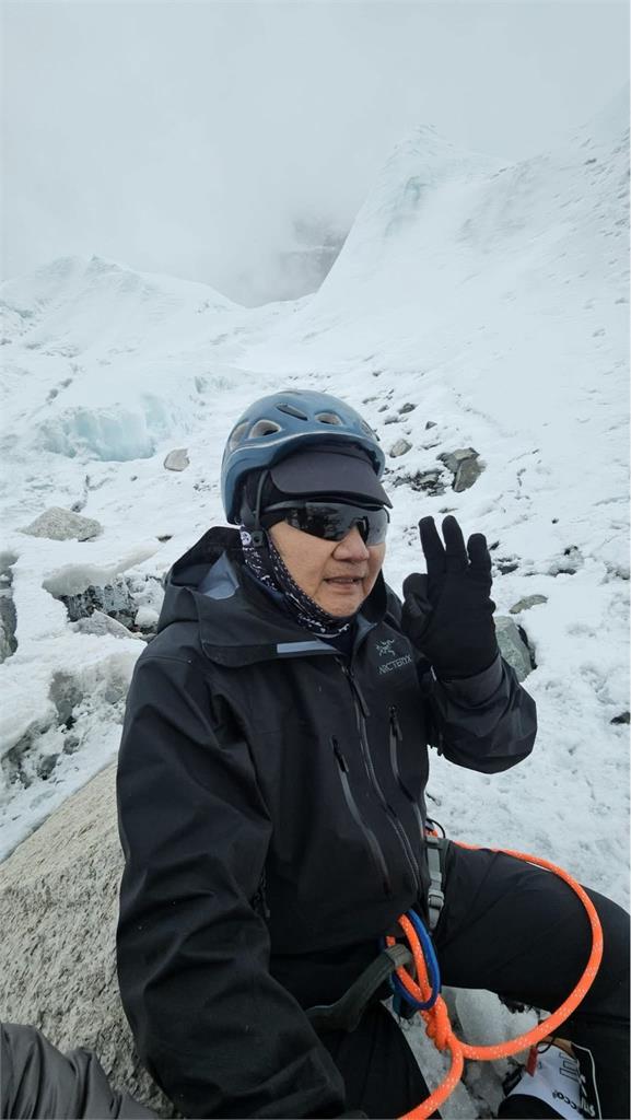 眭澔平登聖母峰昏迷60hrs險喪命!曾格爾浴室辣曬火辣自拍照成反差