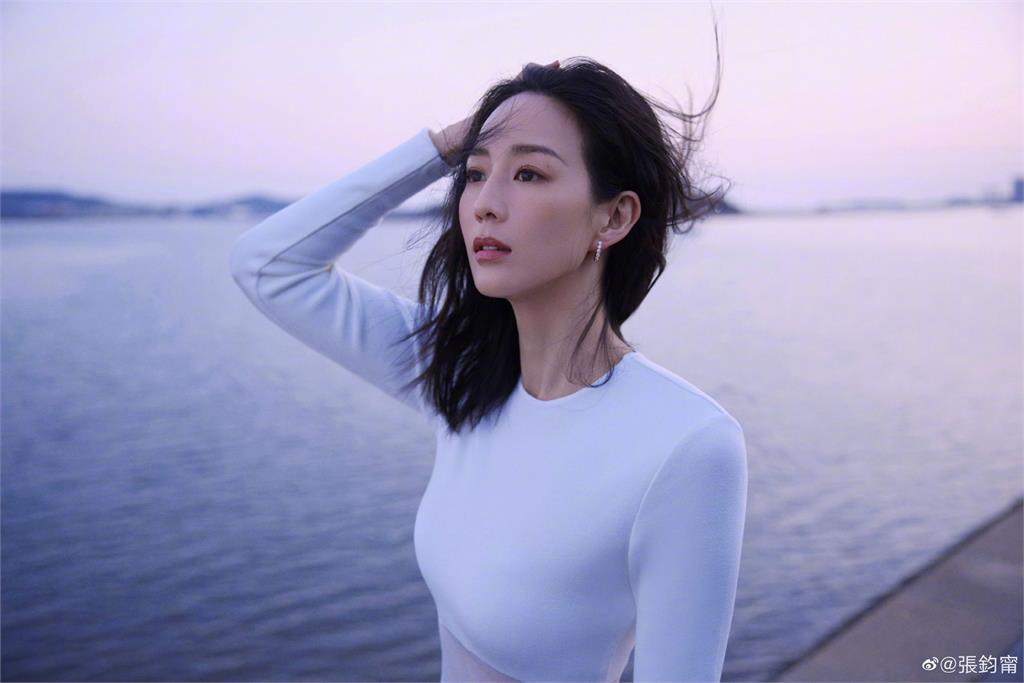 張鈞甯長裙挖空洩驚人腰臀比!「絕世神顏+氣質」網秒暈:仙女姐姐