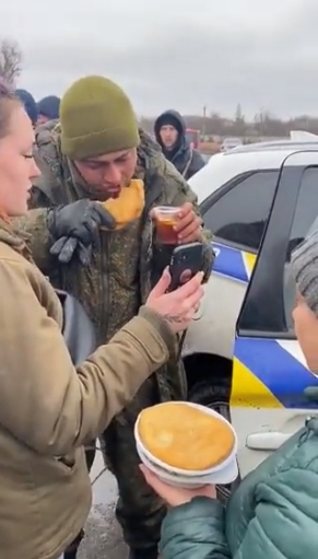 俄軍士兵投降！烏克蘭人不攻擊「反給熱茶幫視訊」暖心畫面感動全網