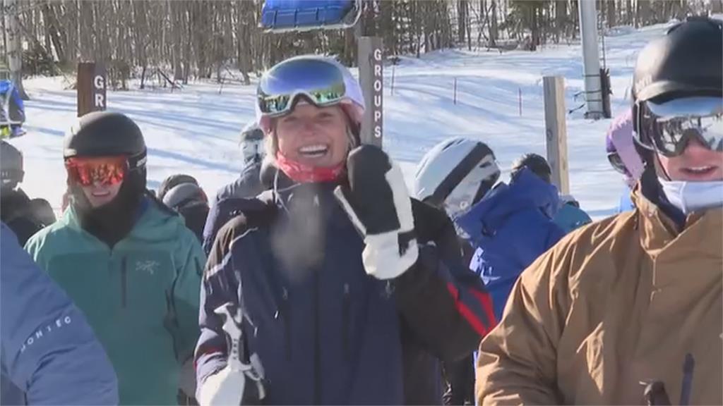 兩樣情！美東大暴雪釀災　佛蒙特州雪場湧數千人享受新雪