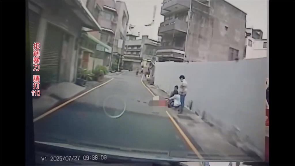懷疑女友劈腿當街「拿剪刀狂刺」　印尼女滿身血送醫