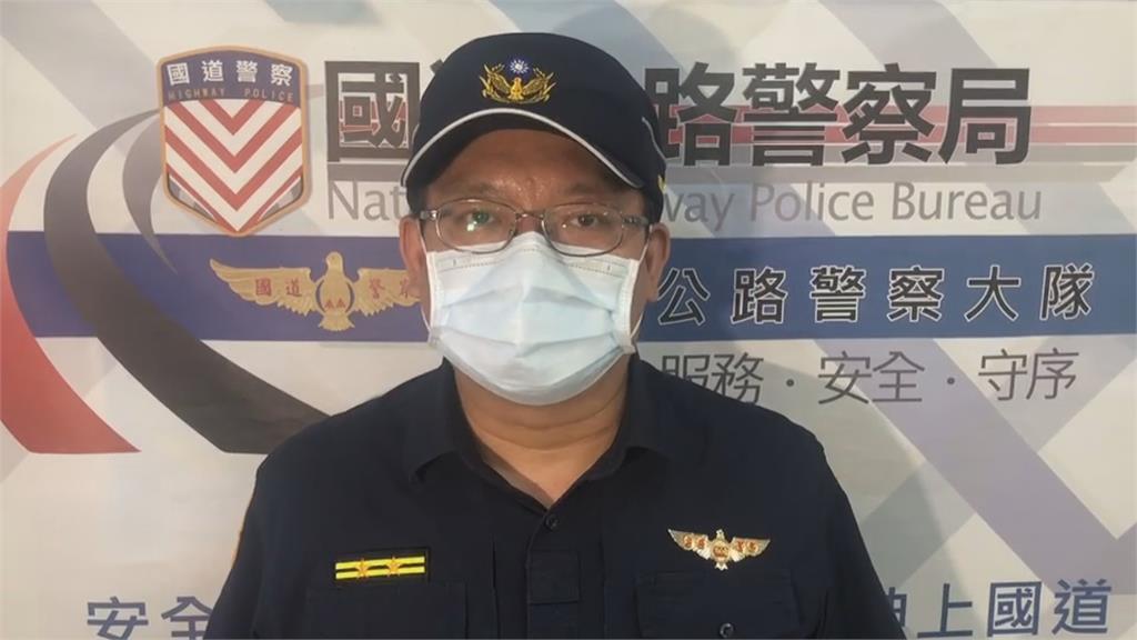 半邊車身遭撞爛了! 「紅斑馬」碰撞工程車釀大塞車