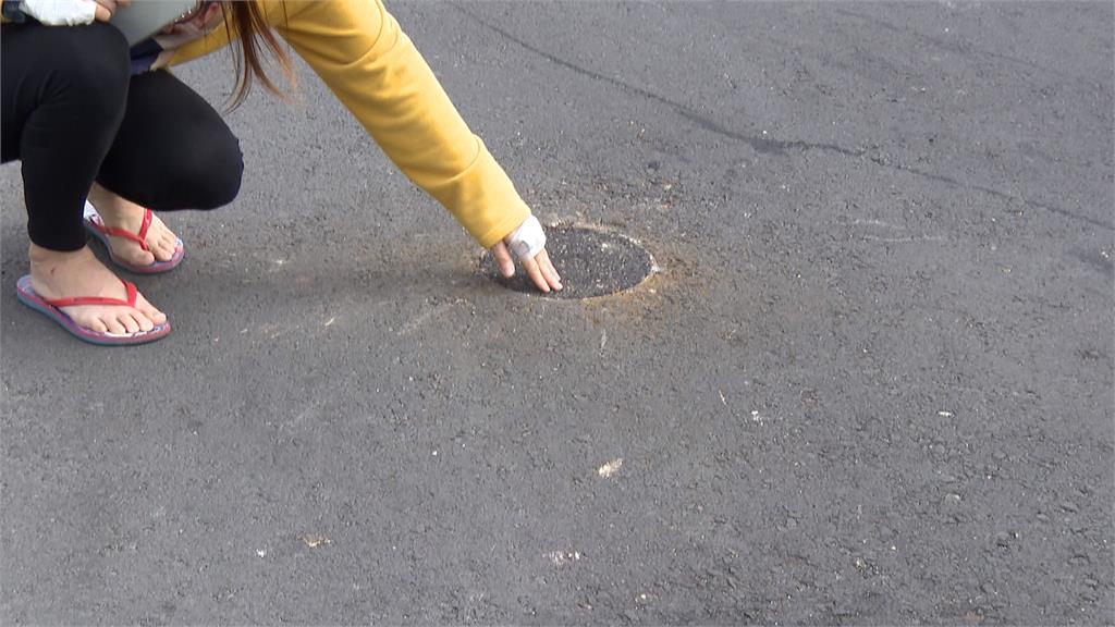 雙載夫婦騎機車突然慘摔! 控道路人孔蓋不平整釀禍