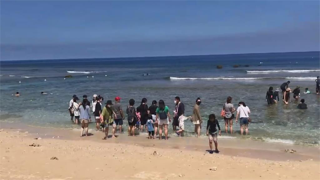 暑假出遊趣！　小琉球、旗津大批遊客玩水消暑