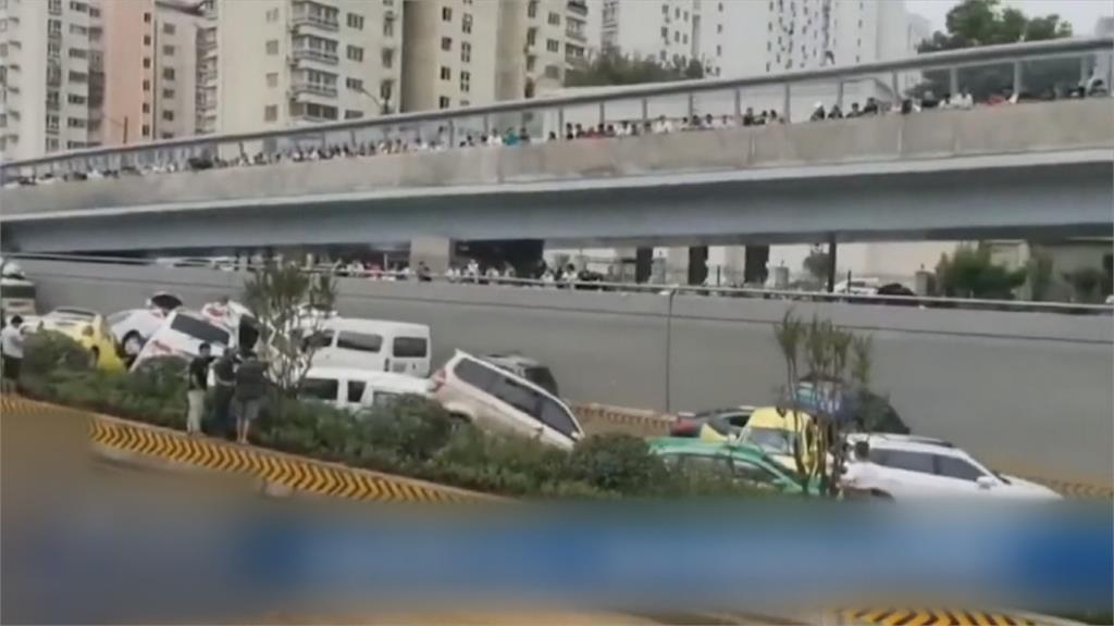 當局聲稱僅33死？　中國鄭州地下隧道數百輛車泡水　死傷難以估計