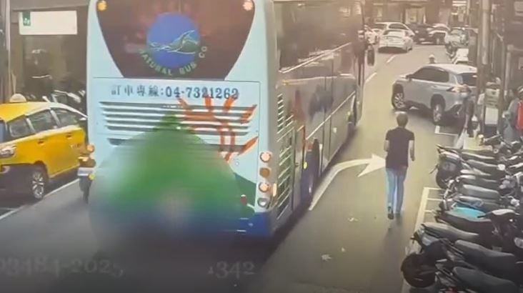 遊覽車開進基隆廟口受困　遊客全傻眼