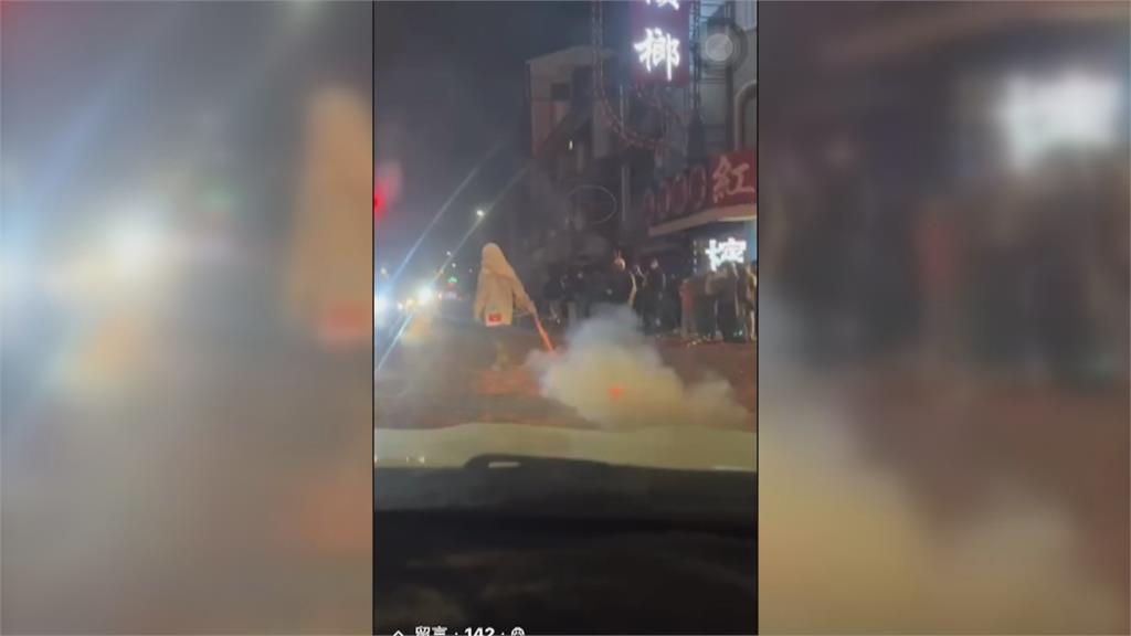 鹽水蜂炮登場!休旅車闖管制區 男丟鞭炮炸車