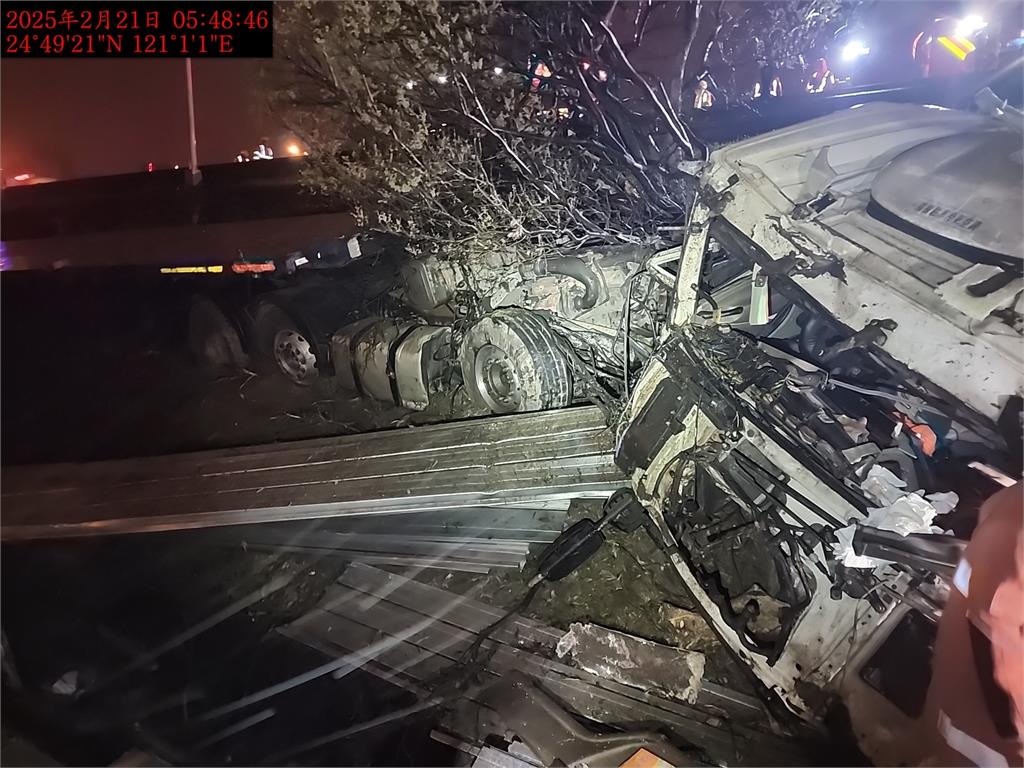 快新聞/精神恍惚?半聯結車行經國1衝撞護欄 整車全毀畫面曝光