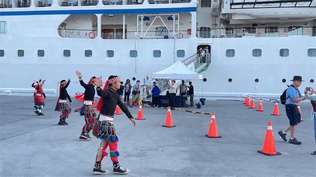 疫情後花蓮港首艘國際郵輪「諾蒂卡」來了　539名旅客開玩！原住民跳舞歡迎