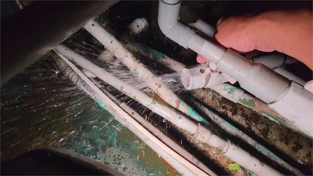 懷疑水塔遭鄰居倒漂白水　屋主監視器曝「有人開水塔攪動」！