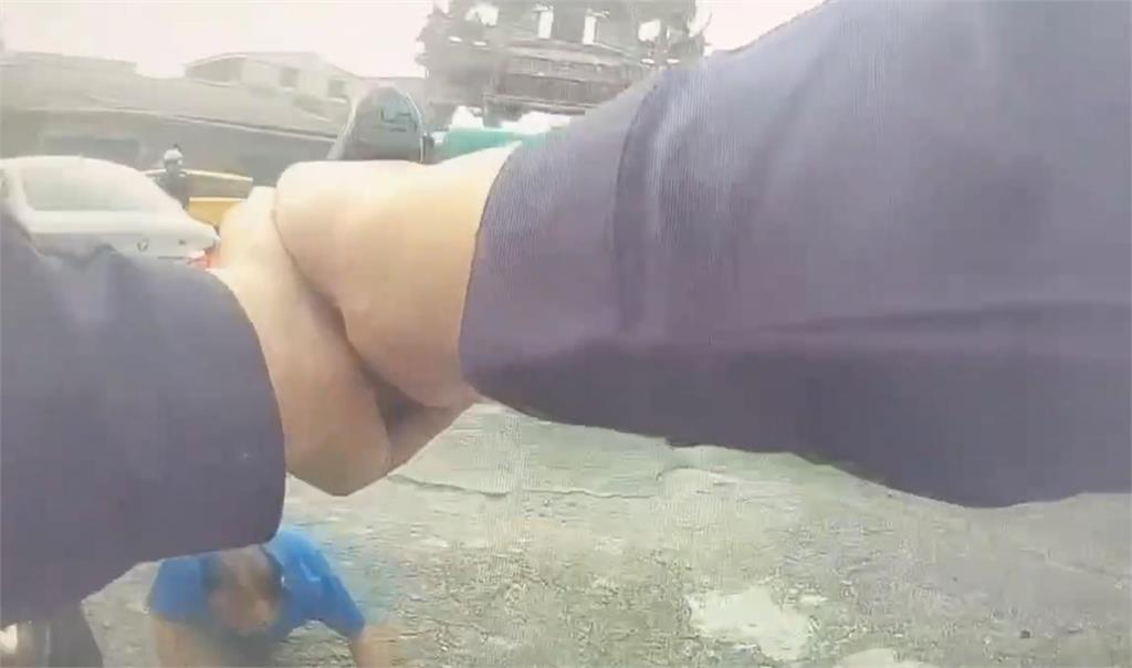 快新聞/吸毒通緝犯撞警機車想逃 警對空鳴3槍逮人送辦