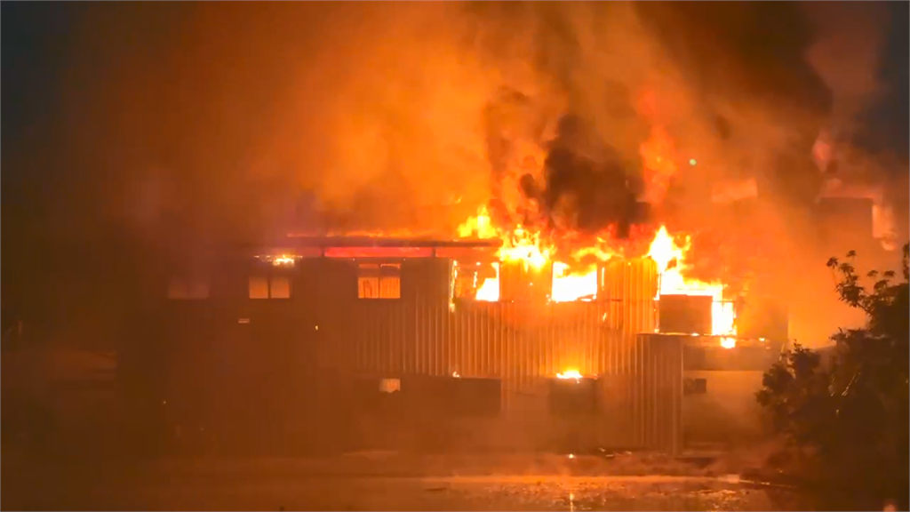 快新聞／烈火沖天！嘉義縣水上民宅深夜大火　駭人畫面曝光了