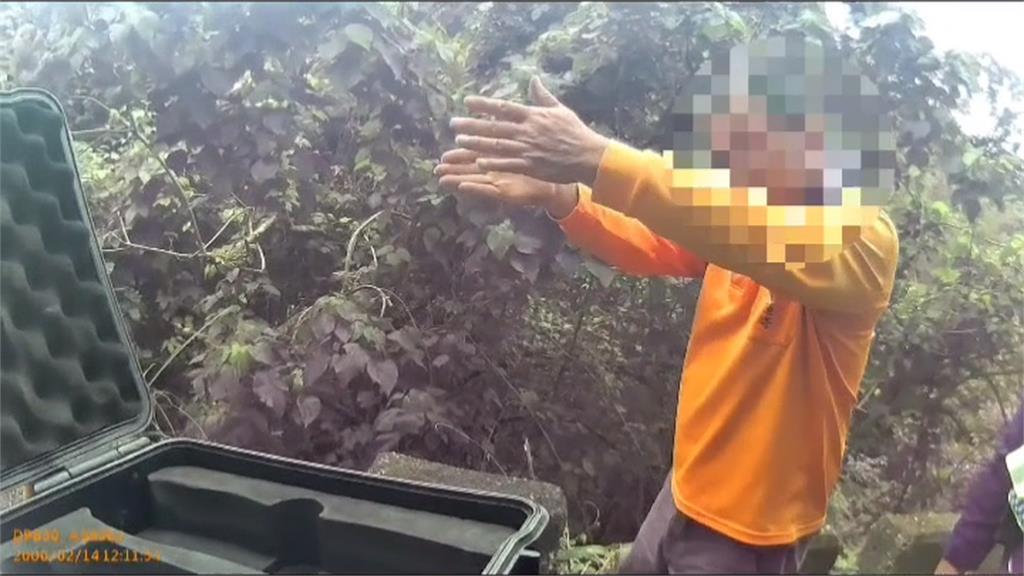 機車擦撞貨車!騎士摔落6米高山谷 安全帽鬆脫頭部遭重摔身亡