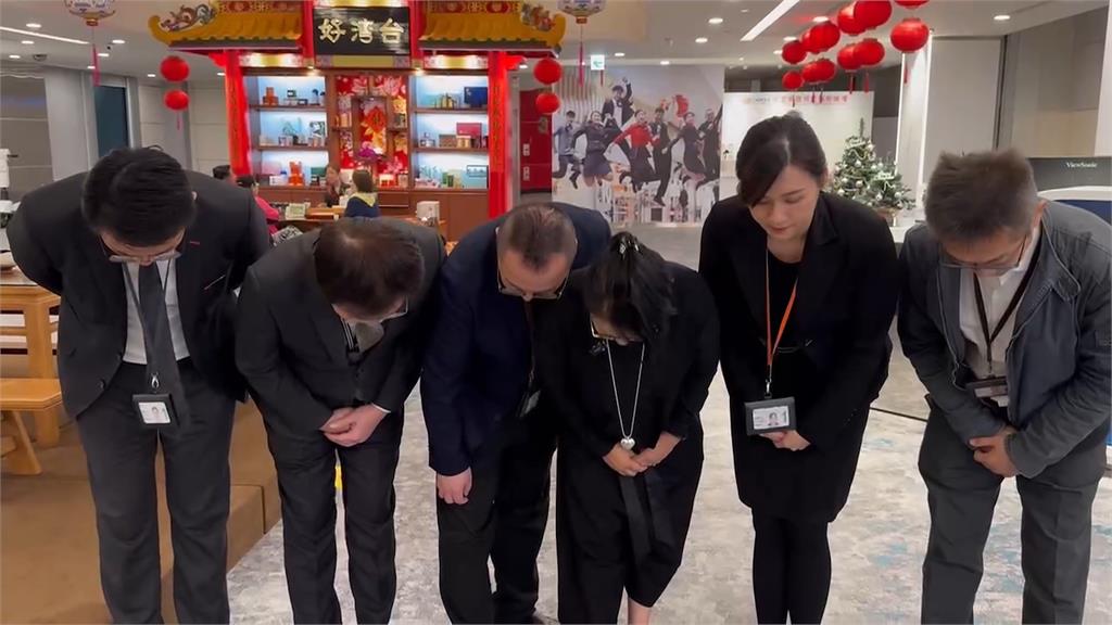 把台灣英雄當背景!采盟黃衣大媽蹭位拍照 網轟「黃巾之亂」怒喊抵制