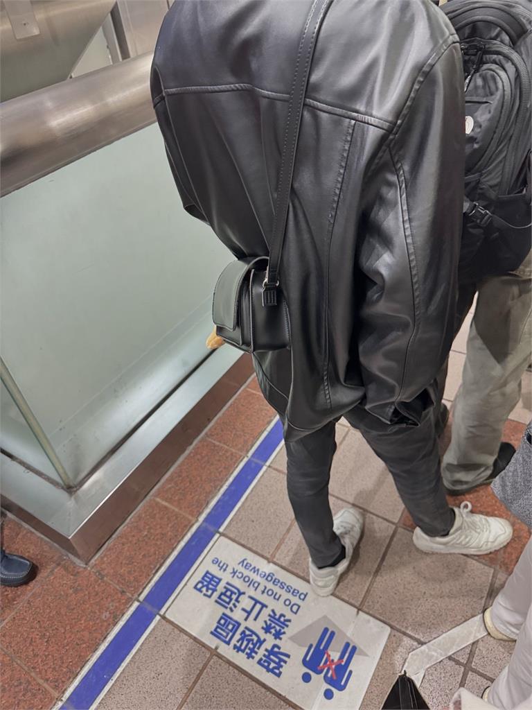 北捷「新公告」無人遵守? 捷運手扶梯「擠爛」…網嘆:安全意識不足