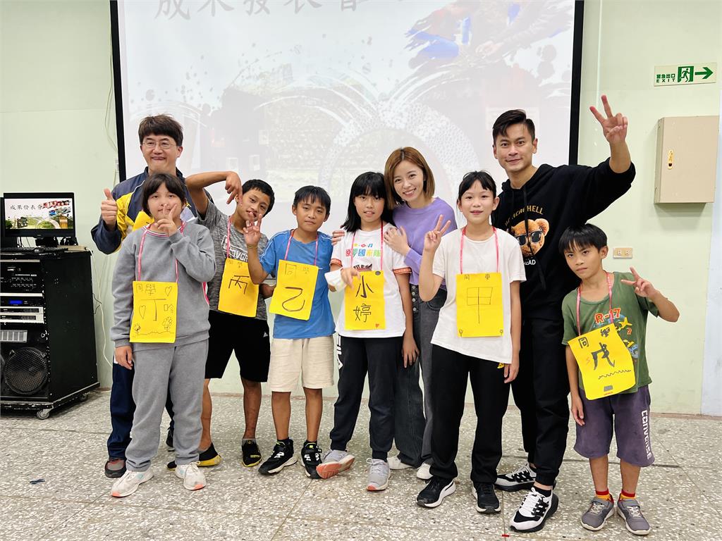 鳳凰藝能20週年！ 12位藝人到偏鄉當藝術老師陪學生體驗戲劇表演