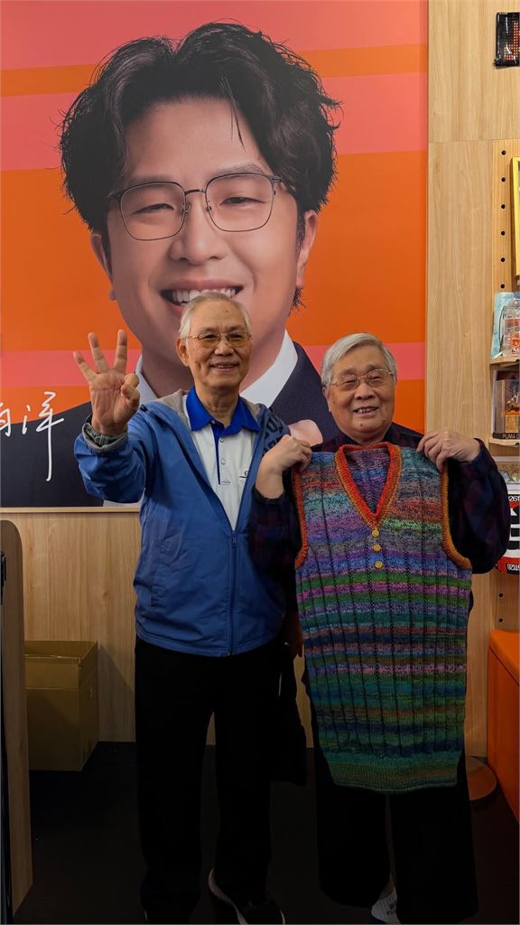 快新聞／阿公阿嬤力挺沈伯洋！親織毛衣送到競總　1細節網友大讚：非常用心