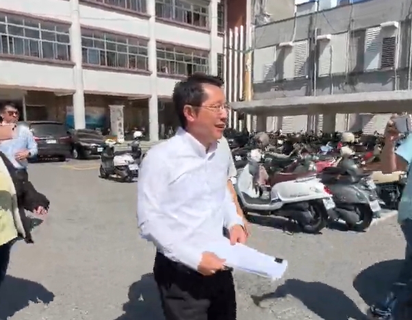 快新聞/疑大罷免查水表!花蓮縣府被搜「民政處長被帶回」 傅崐萁辦公室發聲了