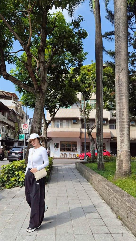 70歲陳美鳳「劈出大V字」超軟Q！驚見「被距離偷看」網看傻：真是氣死人