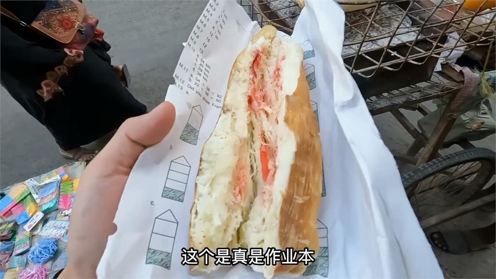 用作答紙包食物!他遊非洲嚐當地市場美食 笑嘆:每吃一種都需要勇氣