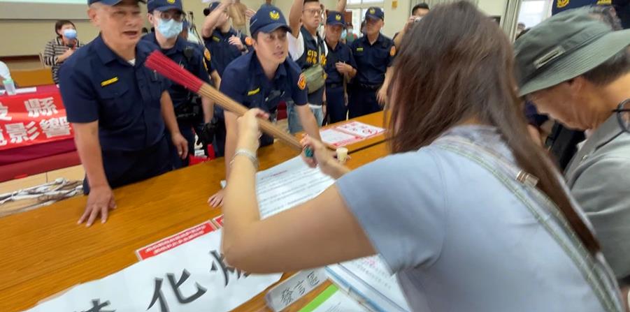 名間焚化爐二階會　自救會遙請「濁水媽」現場點香爆衝突