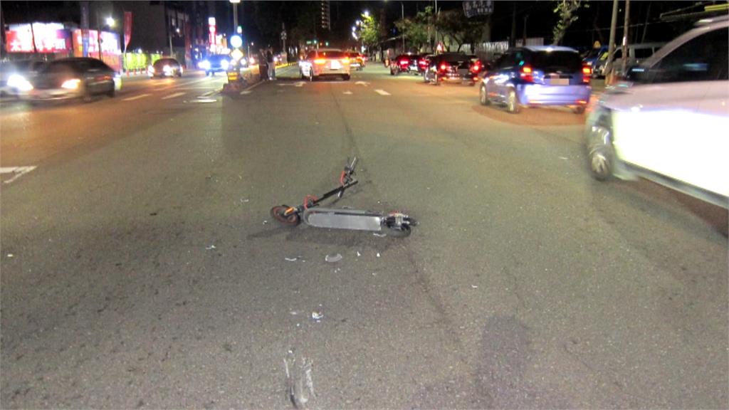 台中北屯區電動滑板車路中央「突然停格」　後車驚險閃人差一秒撞上