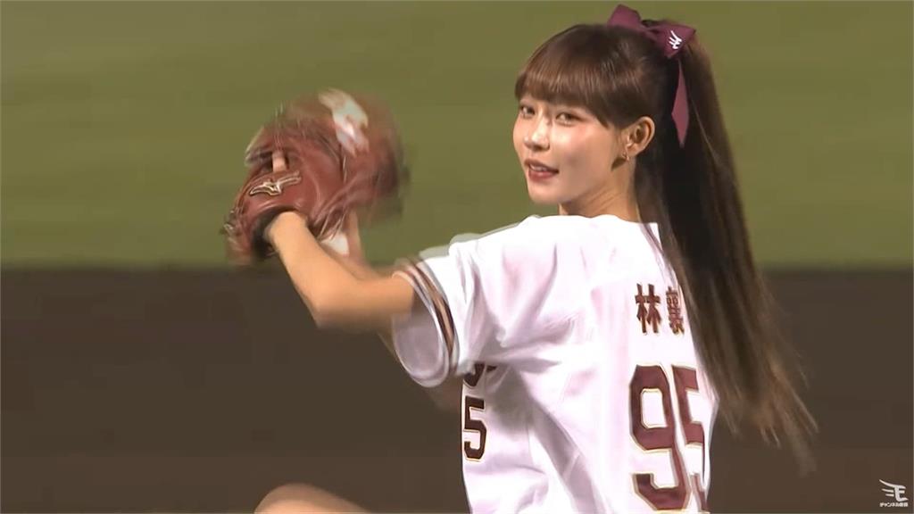 樂天女孩林襄、李多慧「夢幻合體」　主場開球！　樂天金鷲球迷瘋狂