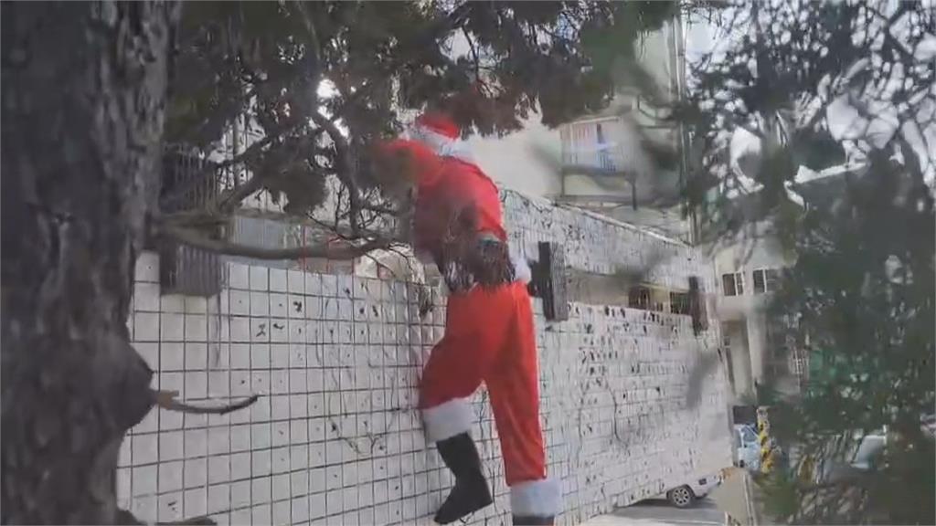 耶誕老人翻牆送禮.使命必達　萬巒區公所耶誕裝飾大玩創意
