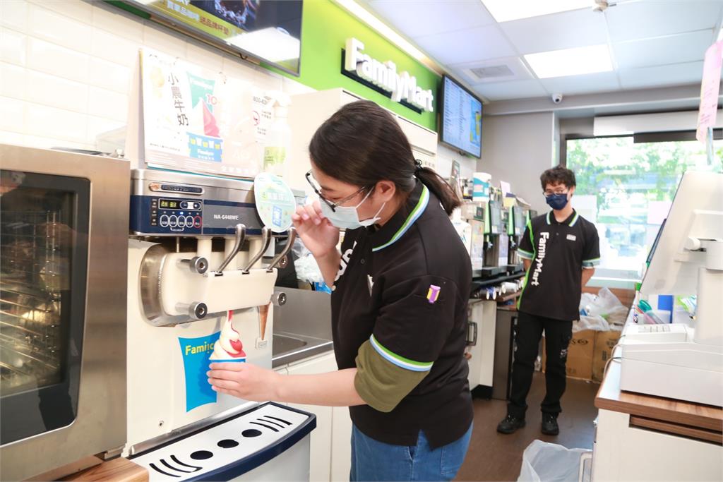 台南市府與連鎖超商合作  推出鳳梨乾配霜淇淋