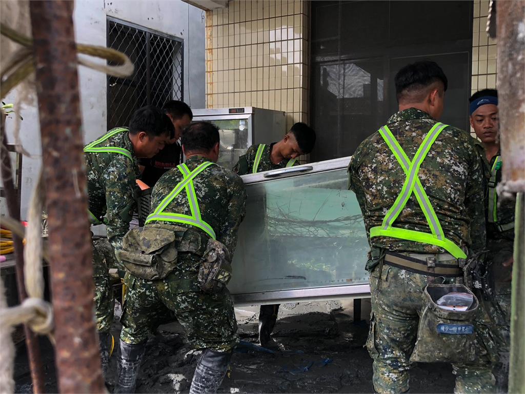 快新聞／全力救災！第2作戰區派上千官兵深入光復鄉　進民宅搬廢棄物