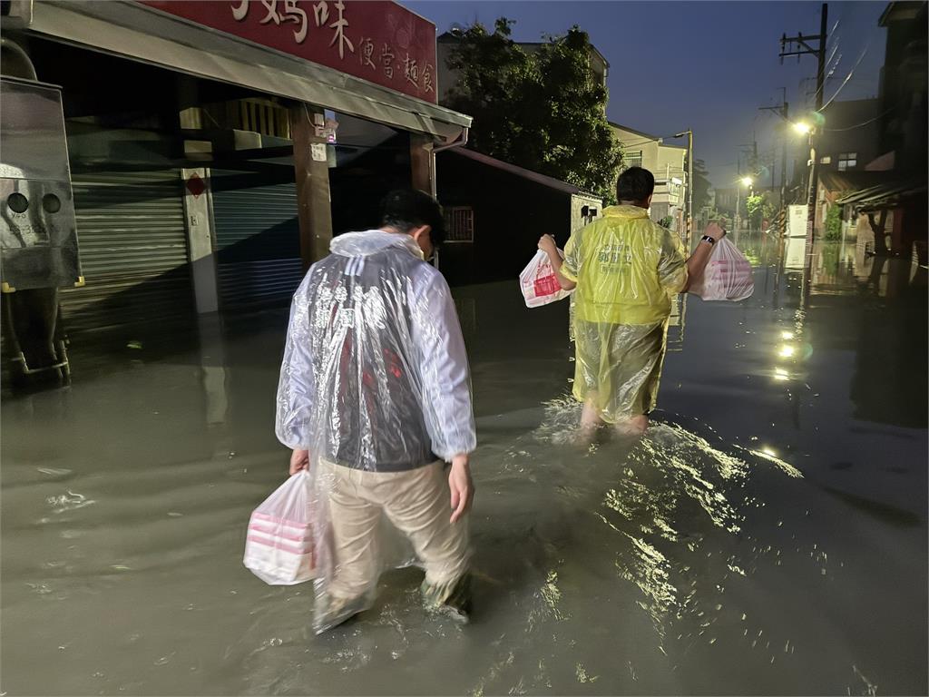 台南災民困淹水…郭國文涉水送700餐!網揪出「超猛便當本尊」驚喊:超用心