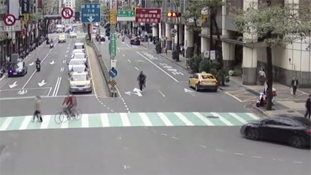 悚!北捷男子亮剪刀嚇壞路人 遭逮辯自保稱「有人要攻擊」