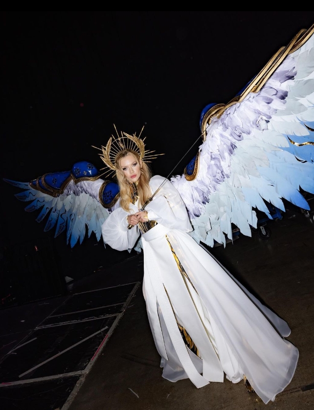 烏國佳麗扮「光之戰士」參賽！超大羽毛翅膀還「自動收摺」吸百萬人瘋看